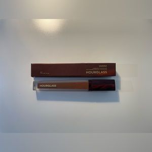 Vanish Airbrush Hourglass concealer in the shade Anise